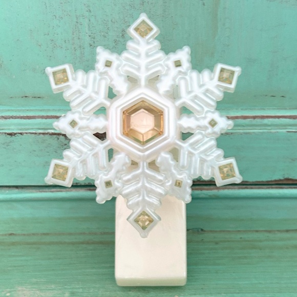 Bath and Body Works Gold and Cream Winter Snowflake Wallflower Plug In - Picture 7 of 8